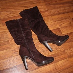 Slouchy brown boots with zipper and heel